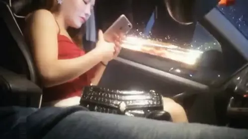 酒吧喝酒搭讪认识的齐逼短裙极品性感大美女 玩嗨后开车带到附近酒店啪啪 ！