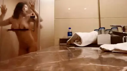 这女的好骚对着镜子被男人后入