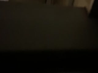 发现个绝佳位置夜晚冒着风险窗户缝中偸拍邻居艺校上学的小美女胸部发育的真好阴毛性感诱人