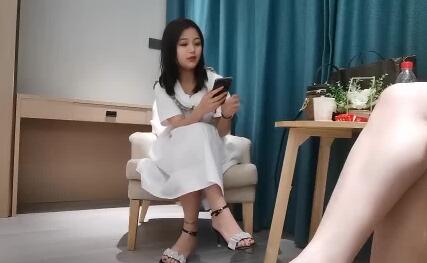 你的老表06-19白裙美女