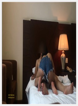 四哥异地出游公园偶遇做导游的大学女同学一块游玩吃...